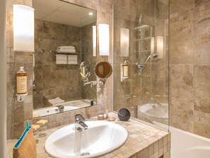 Quarto clássico, 1 cama de casal, vista para o jardim | Roupas de cama premium, cofres nos quartos, individualmente decorados