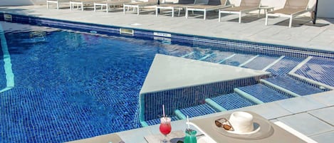Piscine extérieure (ouverte en saison), parasols de plage