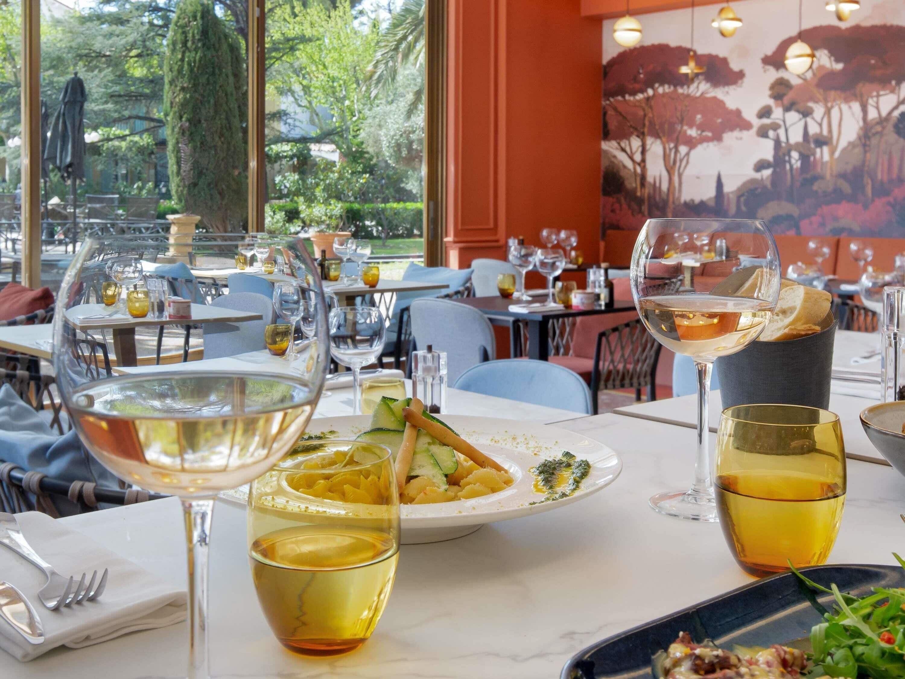 Se sirven desayunos y cocina mediterránea, con vista al jardín 