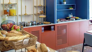 Ein Frühstücksbuffet mit verschiedenen Speisen und einem modernen Ambiente.