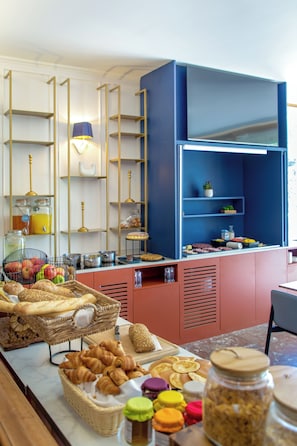 Ein Frühstücksbuffet mit verschiedenen Speisen und einem modernen Ambiente.