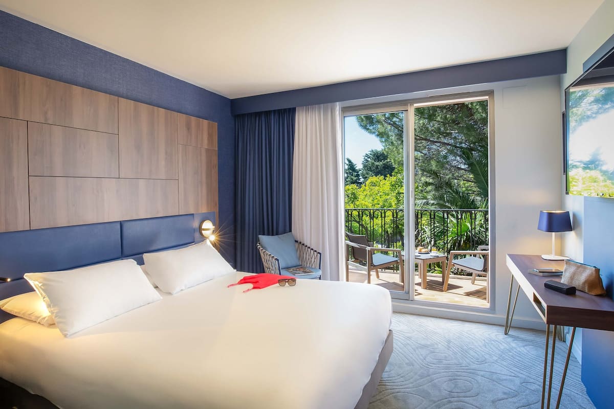 Premium bedding, in-room safe, individually decorated