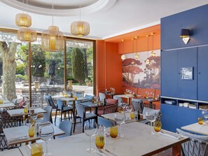 Frokost, lunsj og middag serveres, middelhavsretter, utsikt mot hagen 