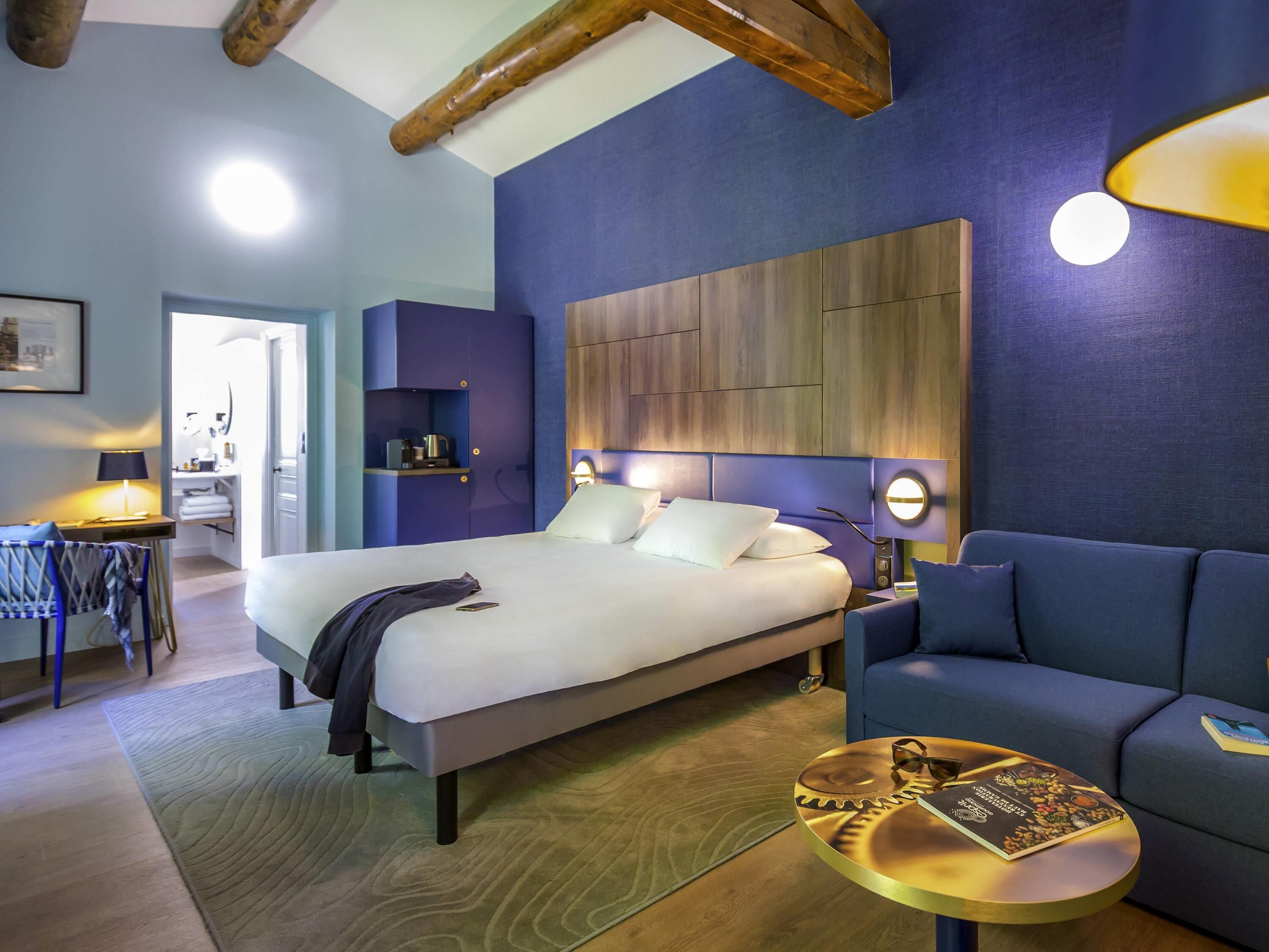 Junior Suite, 1 Double Bed, Garden View | Premium bedding, in-room safe, desk, laptop workspace
