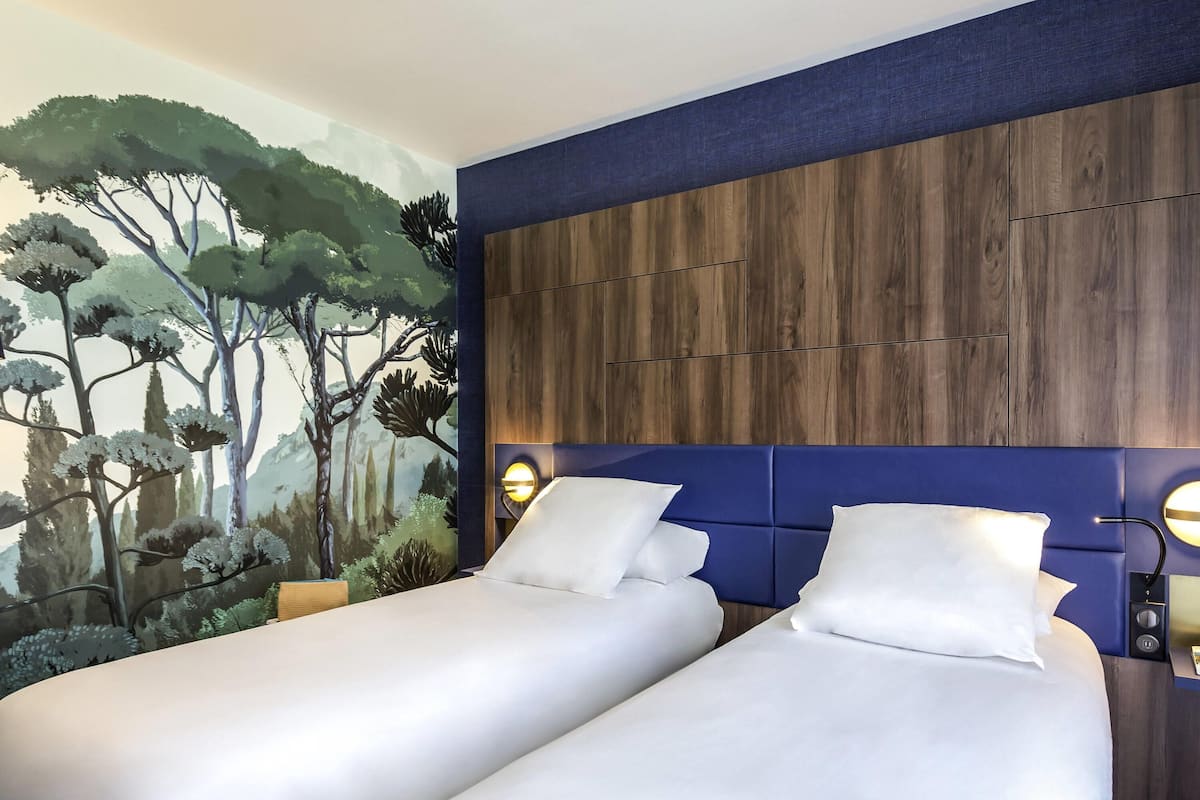 Classic Room, 2 Twin Beds | Premium bedding, in-room safe, desk, laptop workspace
