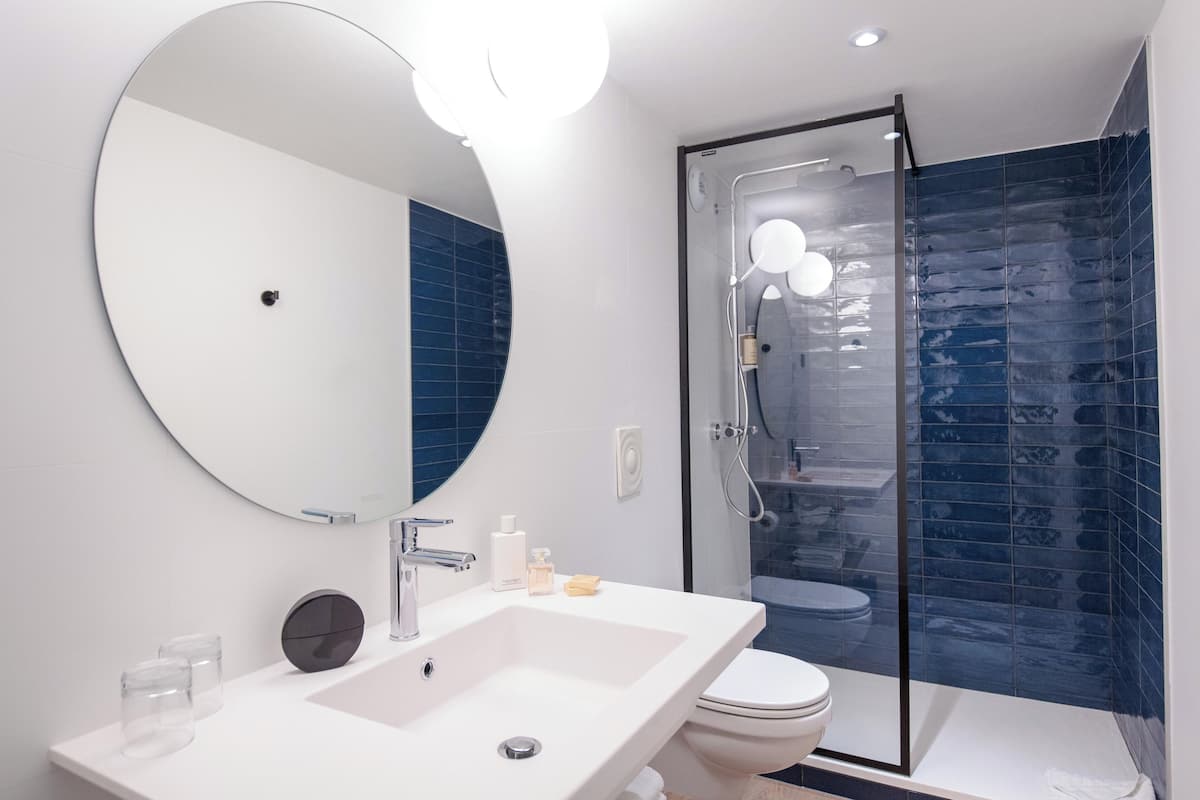 Chambre Standard, 1 lit double, accessible aux personnes à mobilité réduite | Salle de bain | Articles de toilette écologiques, sèche-cheveux, serviettes fournies