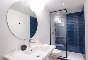 Habitación estándar, 1 cama matrimonial, con acceso para personas discapacitadas | Baño | Amenidades de baño ecológicas, secadora de cabello, toallas 