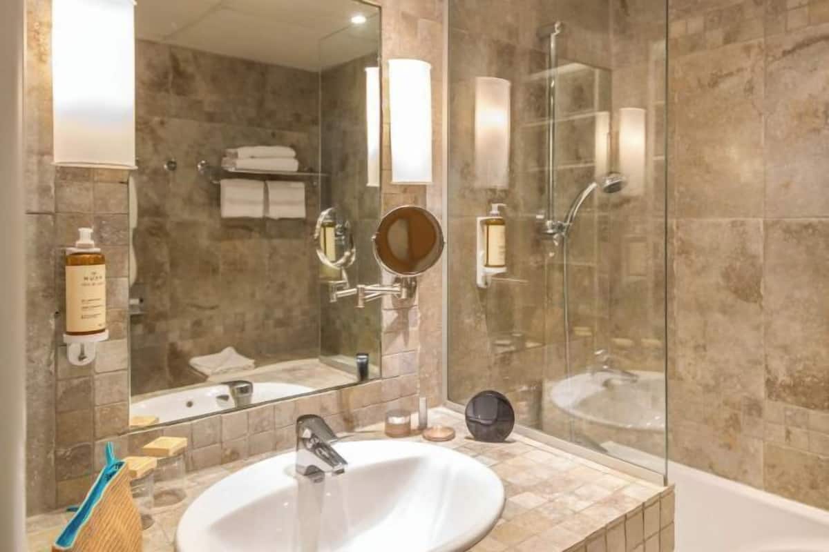 Bathroom | Eco-friendly toiletries, hair dryer, towels