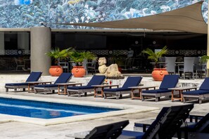 Outdoor pool, open 7 AM to 10:30 PM, sun loungers - Hotel Los Aluxes (Mérida)