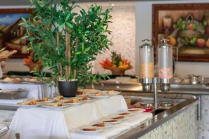 Petit-déjeuner, déjeuner et dîner servis sur place, vue sur la piscine