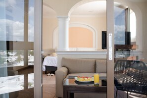 Executive Suite | Desk, laptop workspace, bed sheets - Hotel Los Aluxes (Mérida)