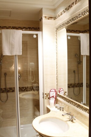 Shower, free toiletries, hair dryer, towels - Hotel Genio (Rome)
