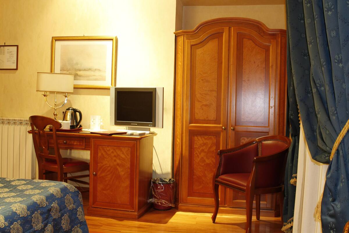Minibar, in-room safe, desk, free WiFi