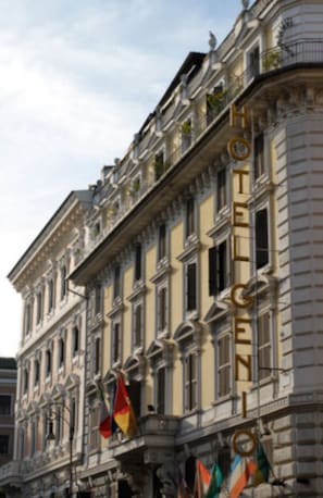 Un edificio histórico con arquitectura ornamentada y la palabra