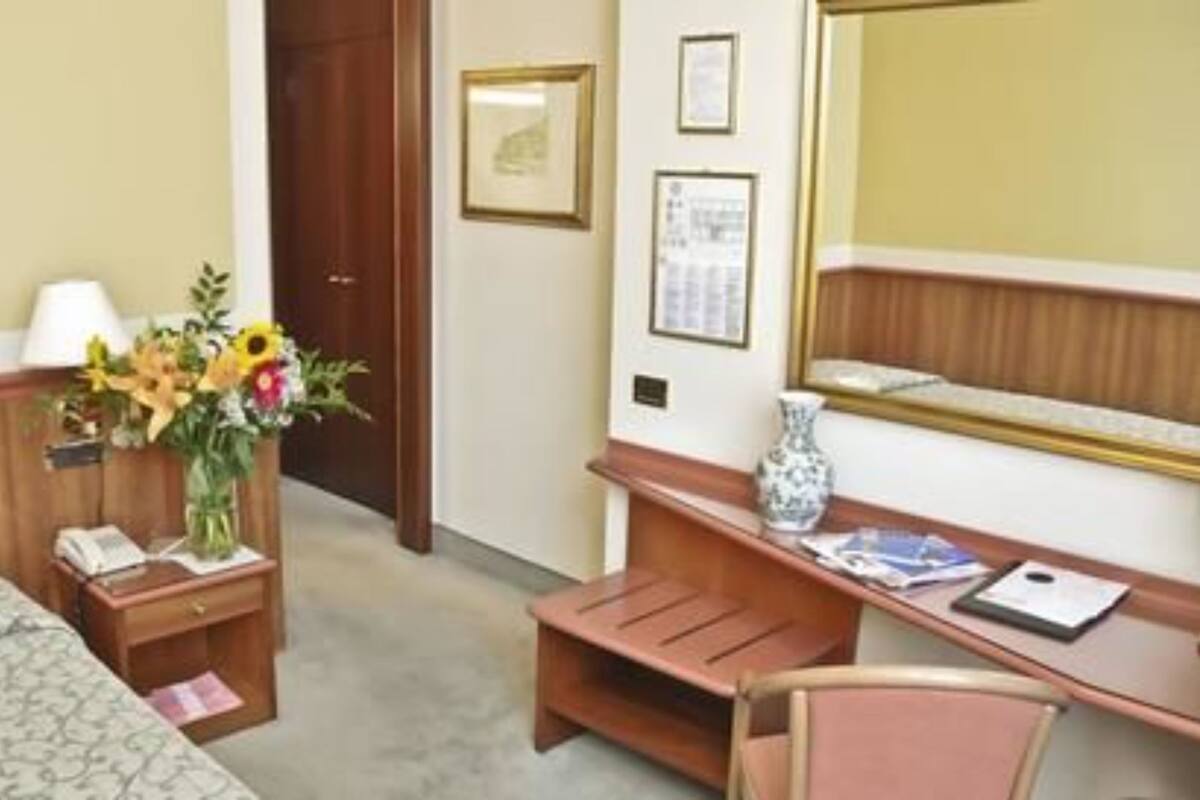 Standard Single Room | Minibar, in-room safe, laptop workspace, WiFi (free)