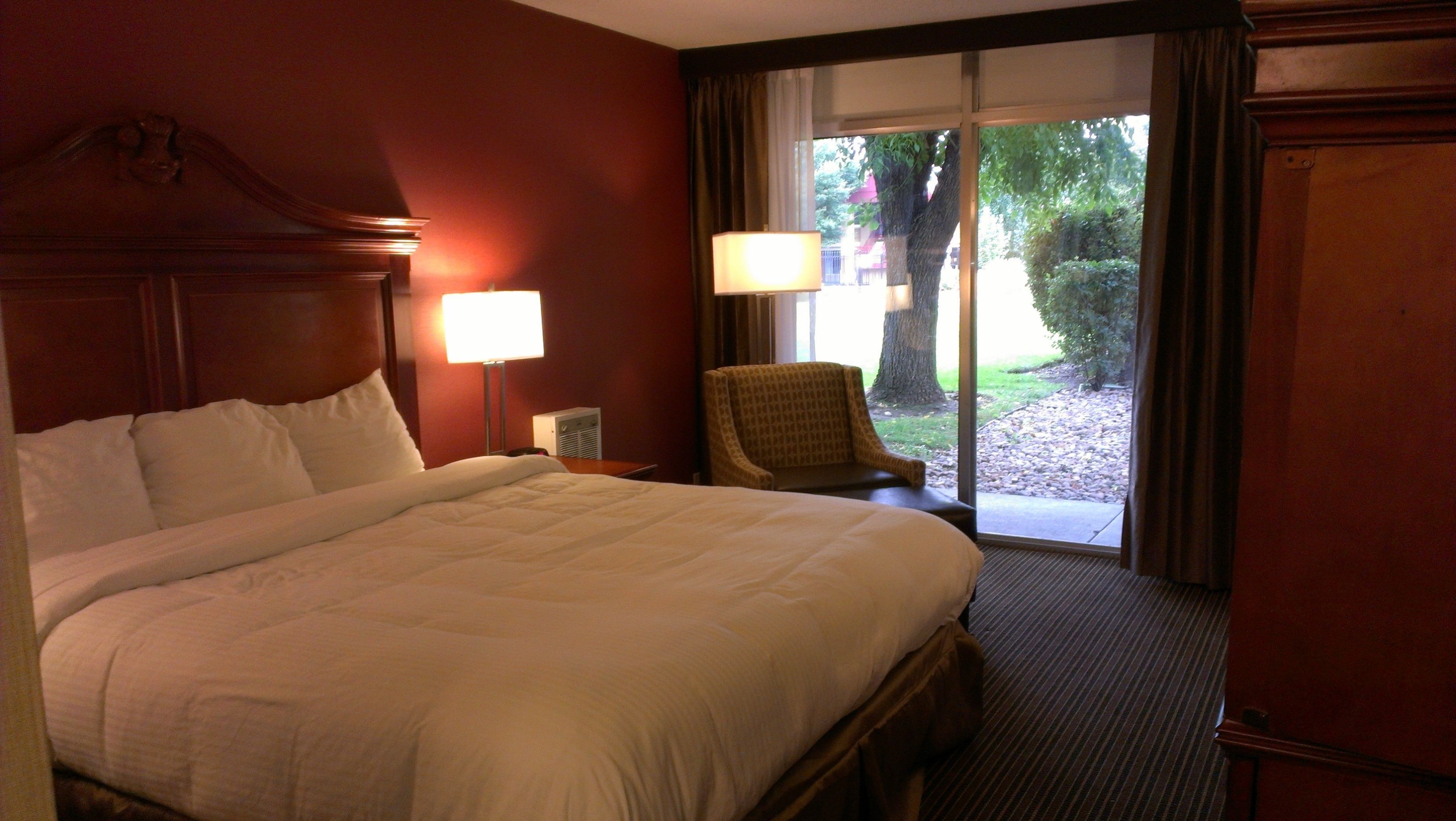 Bantalan ekstra lembut, meja kerja, dan tirai kedap cahaya