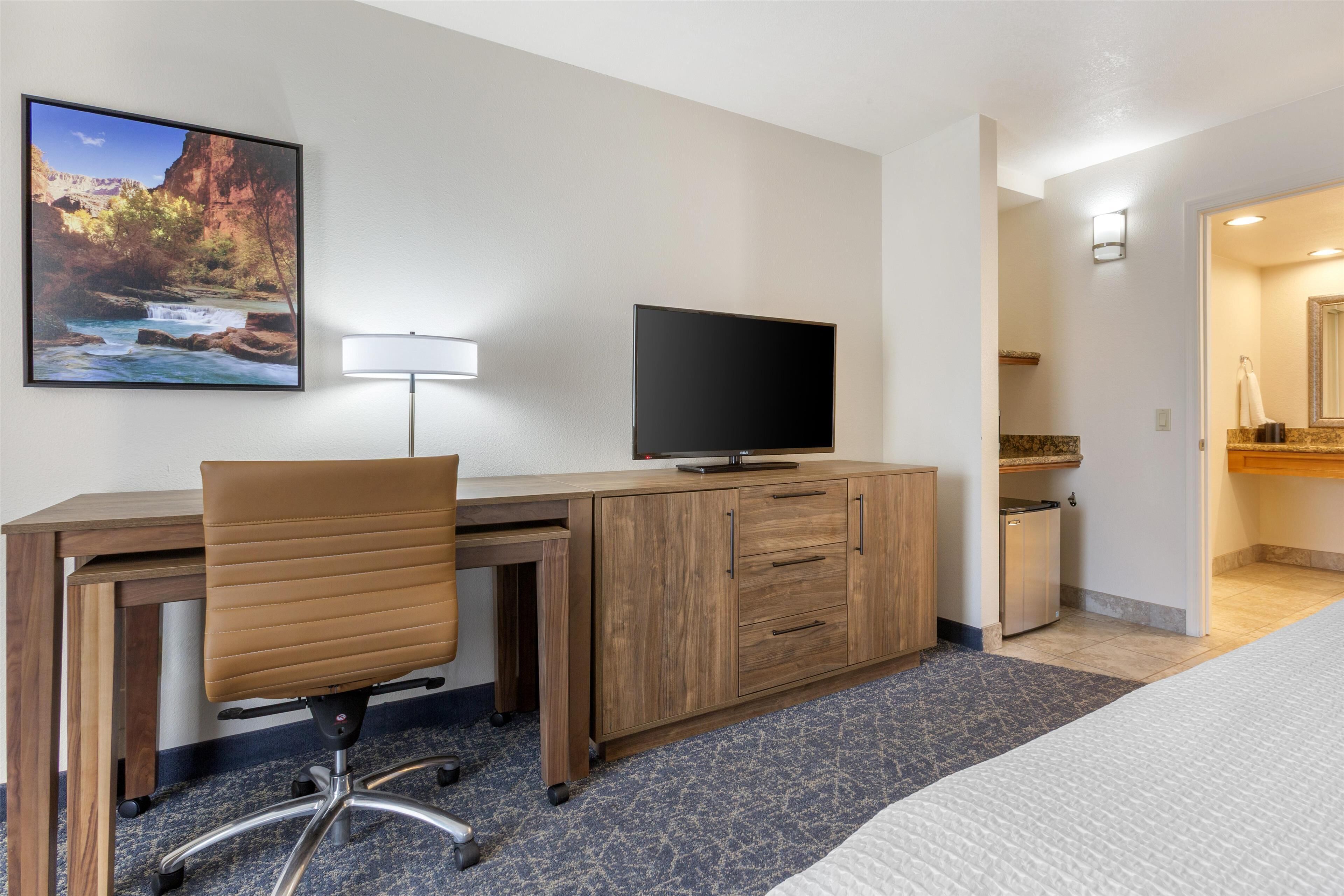 standard room, 1 king bed, accessible, non smoking | 1 bedroom, in-room safe, laptop workspace, soundproofing