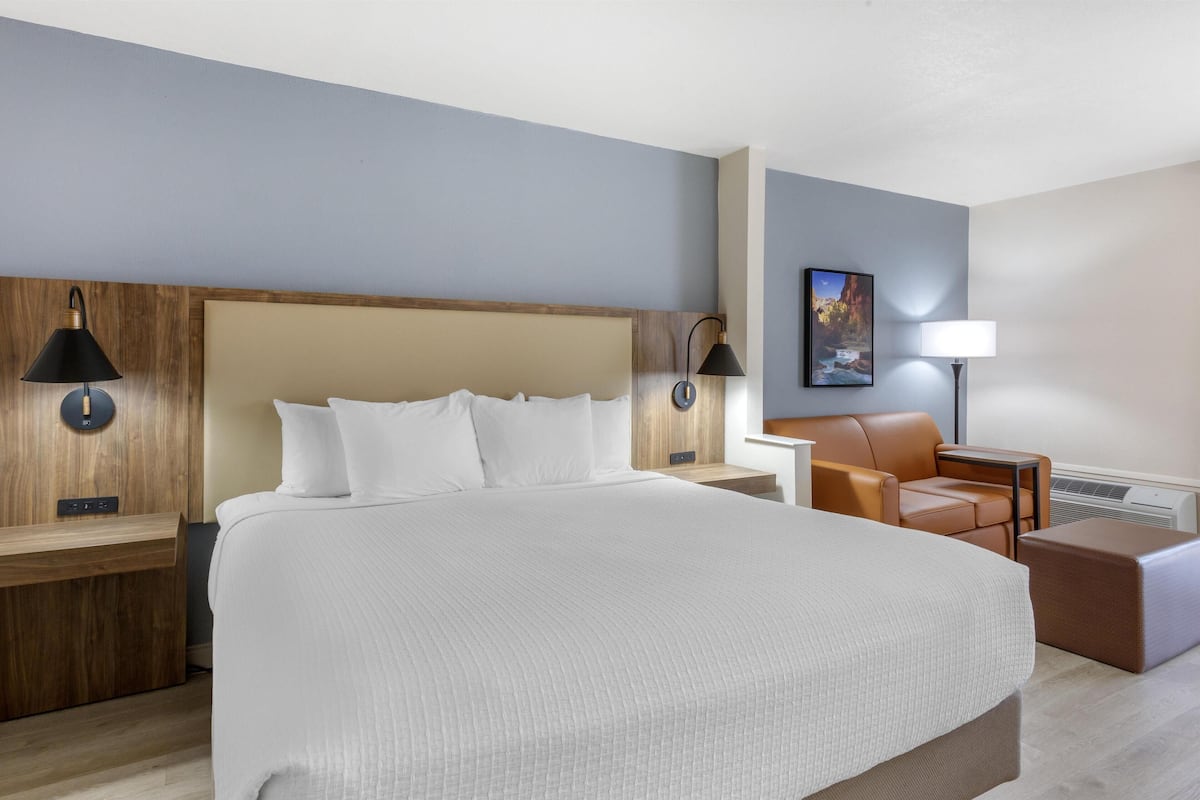 suite, multiple beds, non smoking, jetted tub (living room) | 1 bedroom, in-room safe, laptop workspace, soundproofing