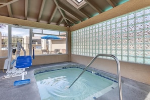 Piscine extérieure, chaises longues
