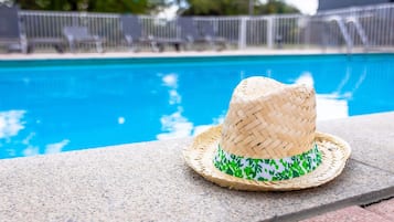 Een seizoensgebonden buitenzwembad, parasols voor strand/zwembad