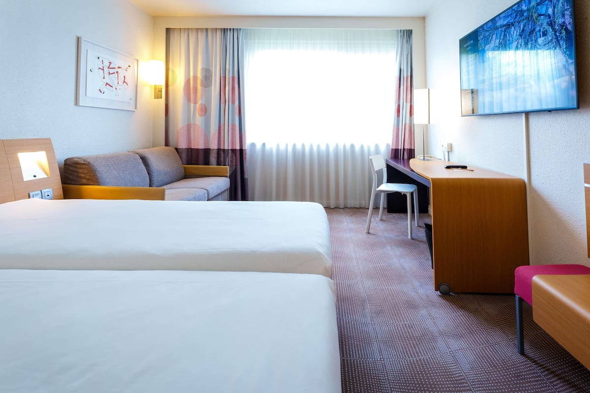 Premium bedding, desk, blackout drapes, soundproofing