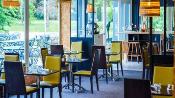 Se sirven almuerzos, cenas y cocina francesa (con vistas a la piscina)