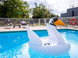 Piscina a l'aire lliure de temporada, para-sols i gandules 