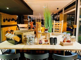 供應午餐、晚餐；法國菜；池景