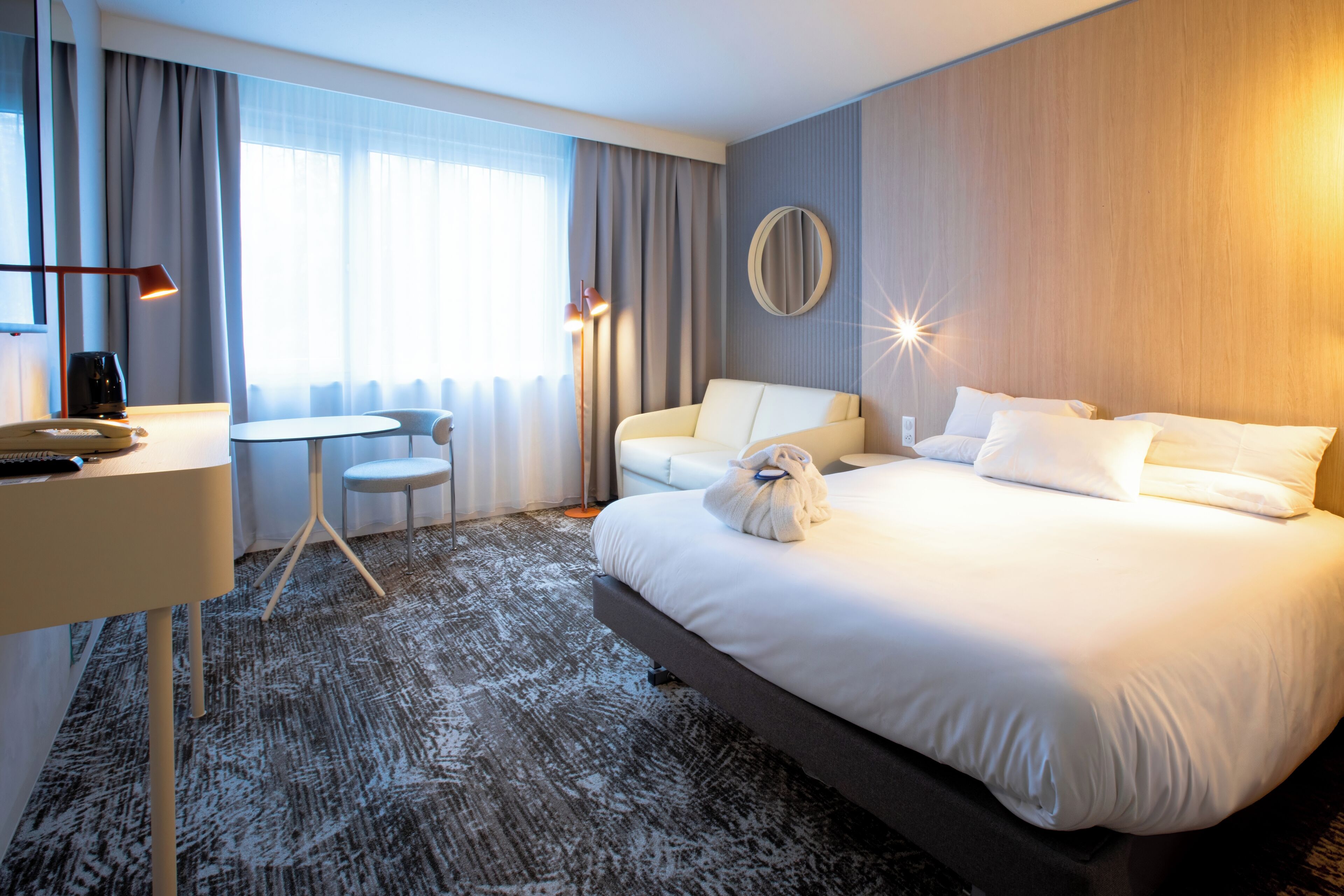 Habitación ejecutiva, 1 cama matrimonial | Ropa de cama de alta calidad, escritorio y cortinas blackout 