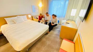 Seprai premium, meja kerja, tirai kedap cahaya, dan kedap suara