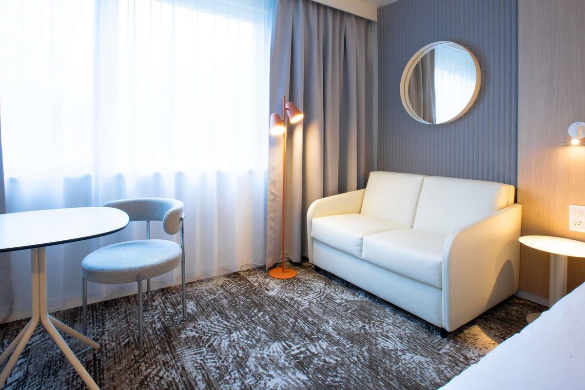 Habitación estándar, 1 cama doble con sofá cama | Ropa de cama de alta calidad, escritorio, cortinas opacas