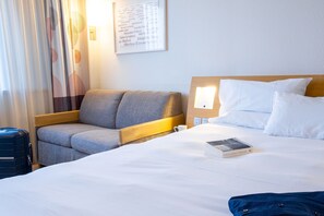 Standard room with 2 single beds and 1 sofa
