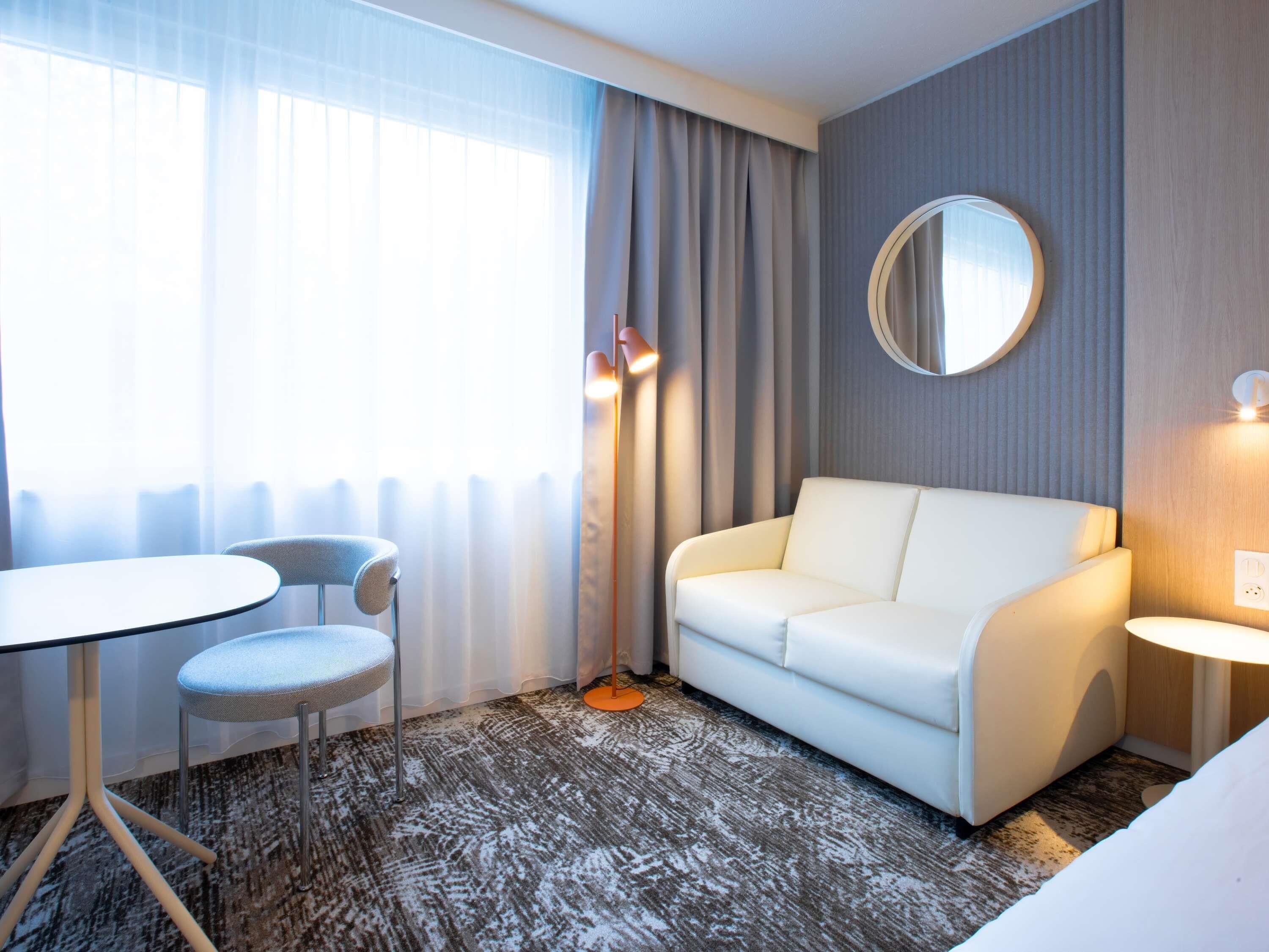Habitación estándar, 1 cama matrimonial y sofá cama | Ropa de cama de alta calidad, escritorio y cortinas blackout 
