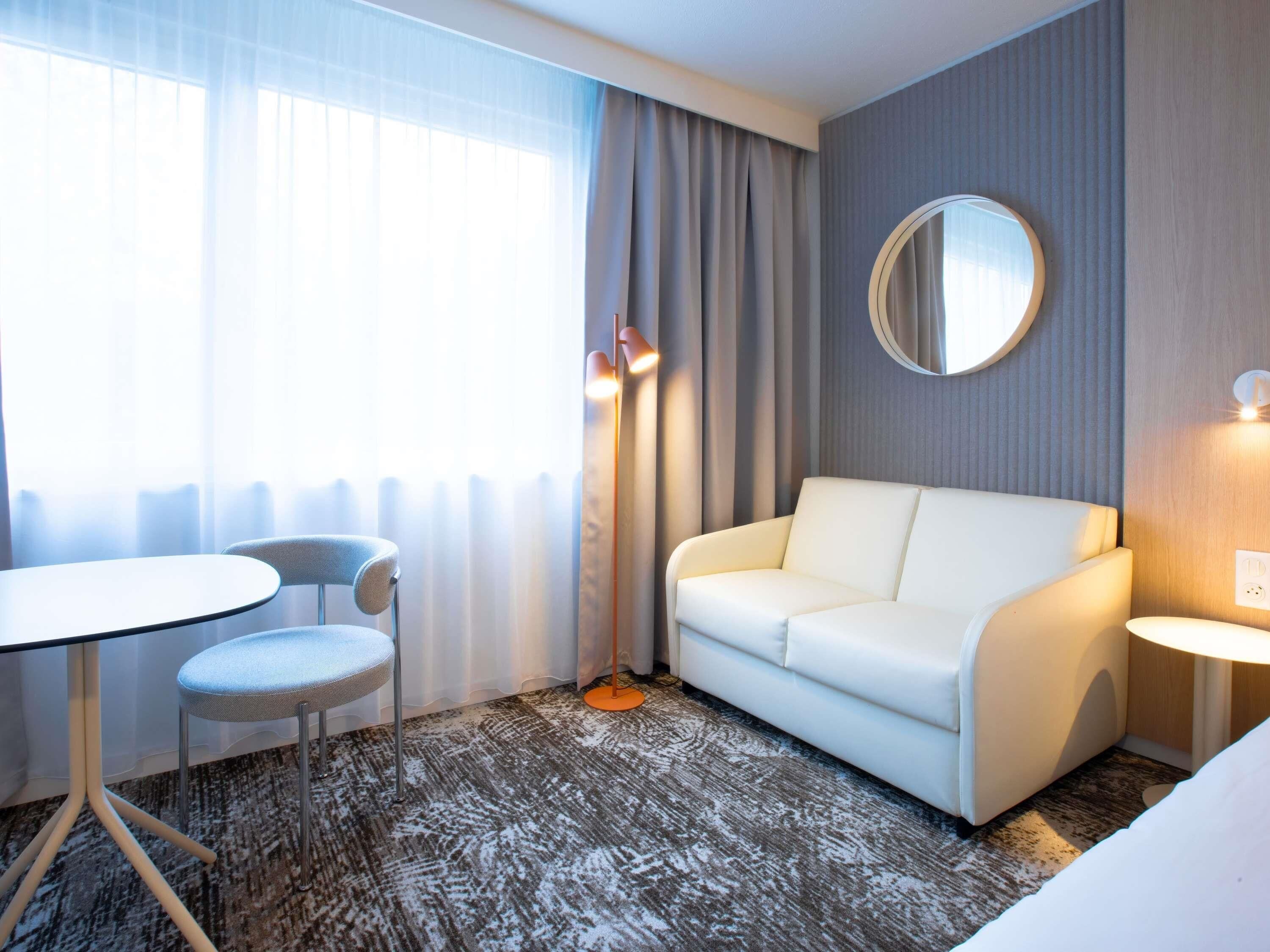 Literie de qualité supérieure, bureau, rideaux occultants