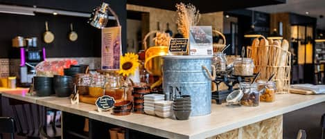 Buffet déjeuner (18.00 EUR par personne)