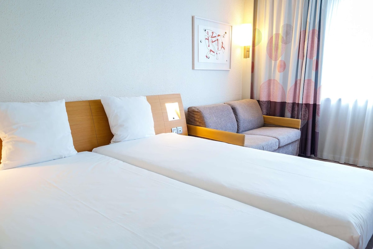 Standard room with 2 single beds and 1 sofa