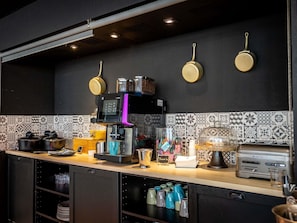 Petit déjeuner buffet (18.00 EUR par personne)