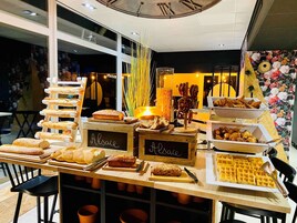 Se sirven almuerzos, cenas y cocina francesa (con vistas a la piscina) 