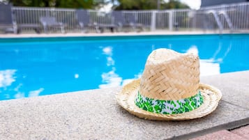 Sæsonbestemt udendørs pool, parasoller, liggestole