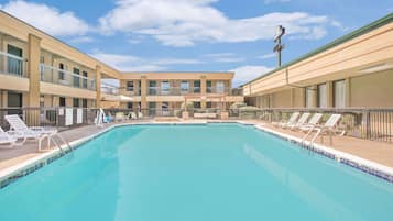 Kolam renang outdoor, dengan kursi berjemur