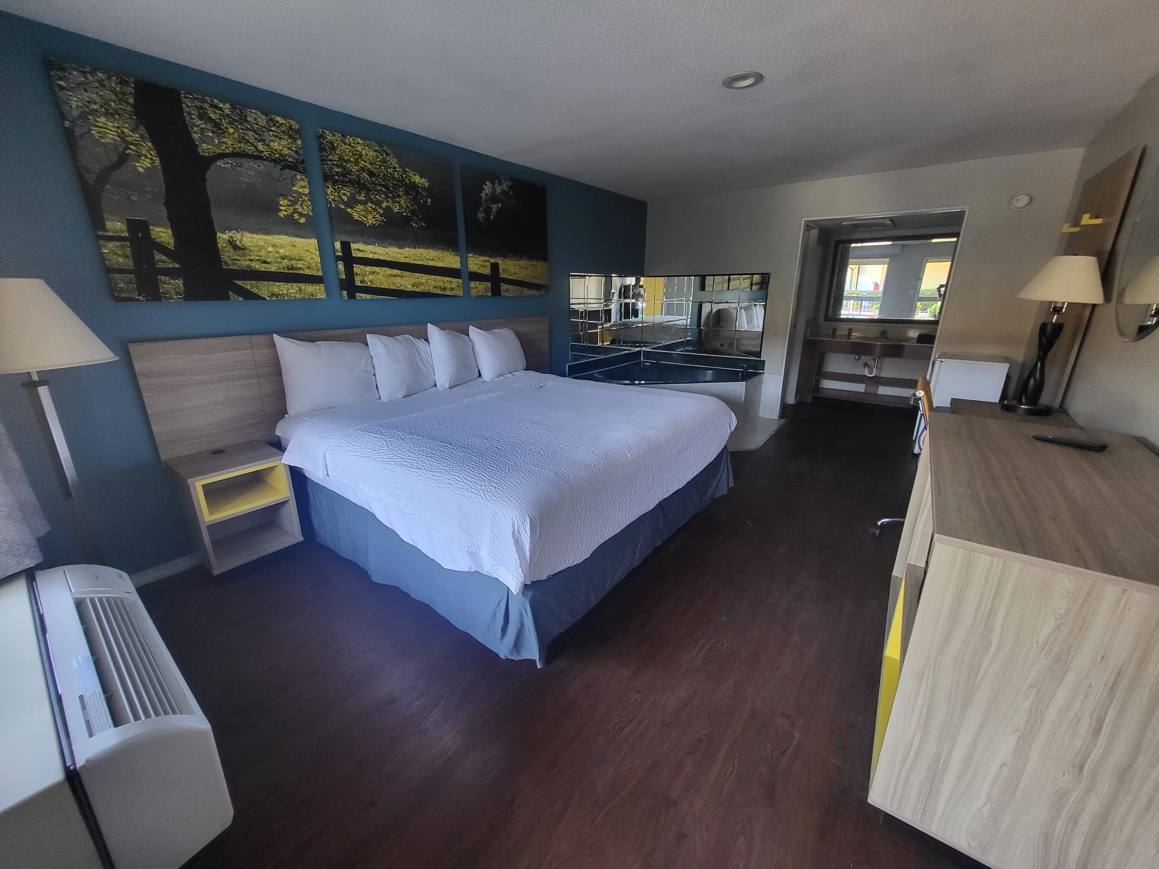 Standard Room, 1 King Bed, Non Smoking, Jetted Tub | In-room safe, desk, free cots/infant beds, rollaway beds