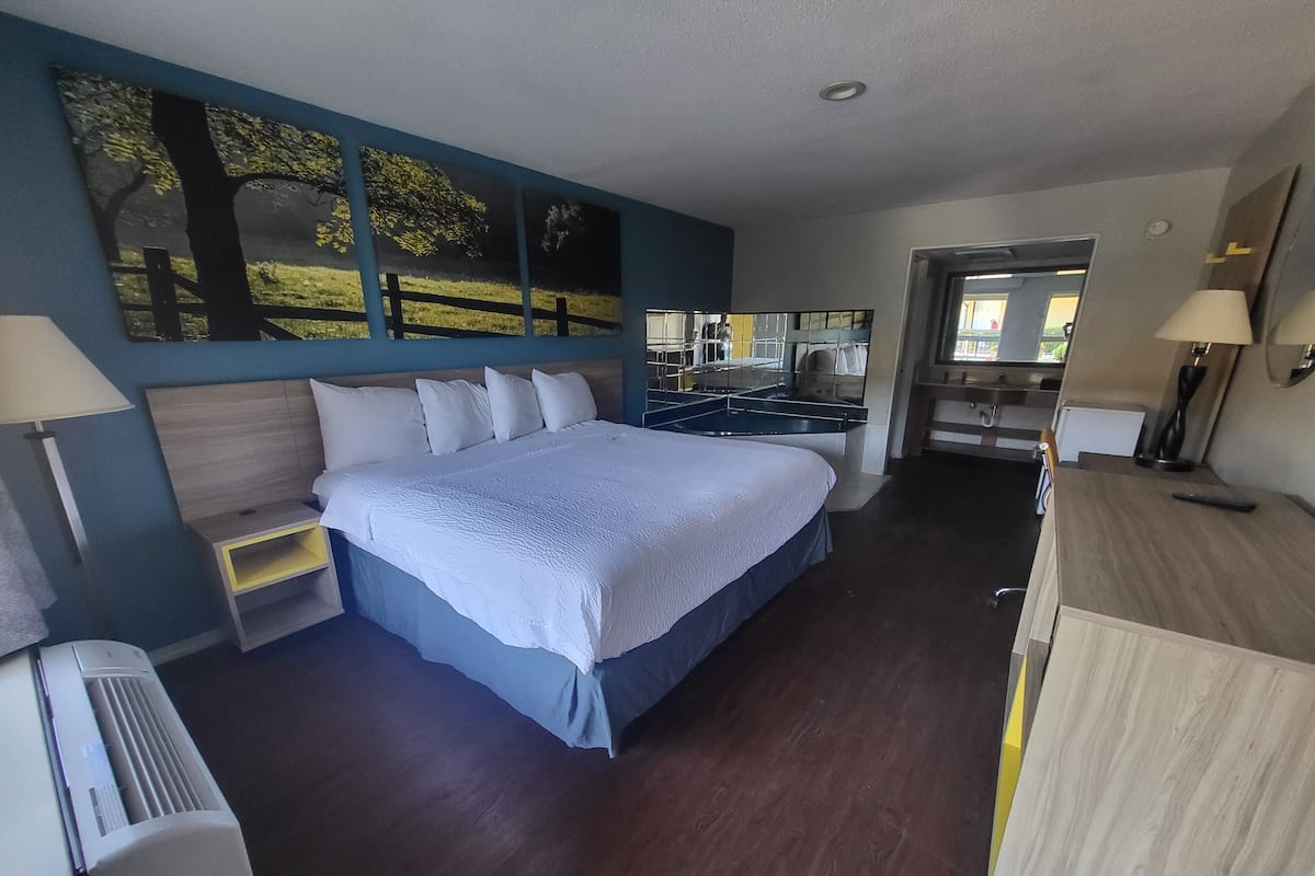 Habitación estándar, 1 cama King size, para no fumadores, hidromasaje | Caja de seguridad en la habitación, escritorio y cunas gratuitas