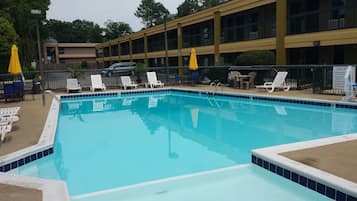 Außenpool, geöffnet von 11:00 Uhr bis 20:00 Uhr, Liegestühle