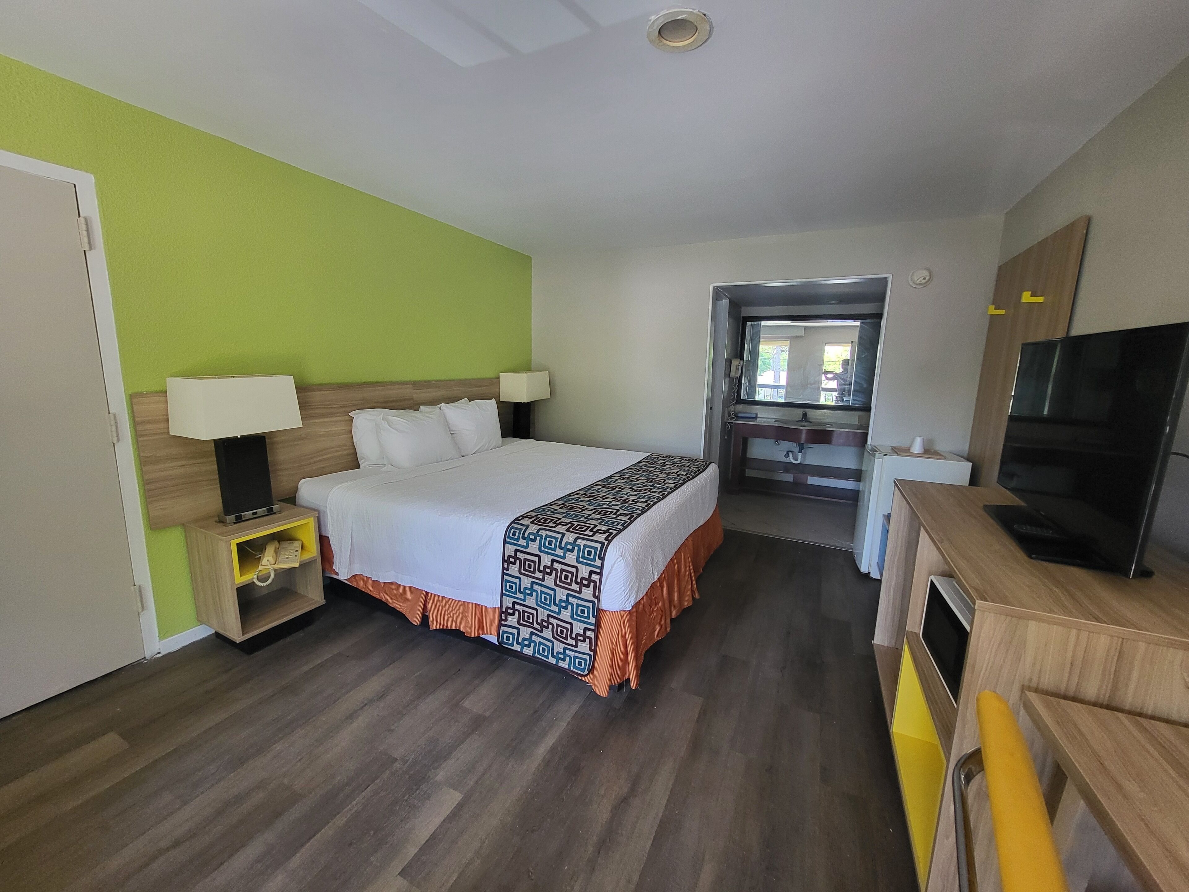 Standard Room, 1 King Bed, Non Smoking | In-room safe, desk, free cribs/infant beds, rollaway beds