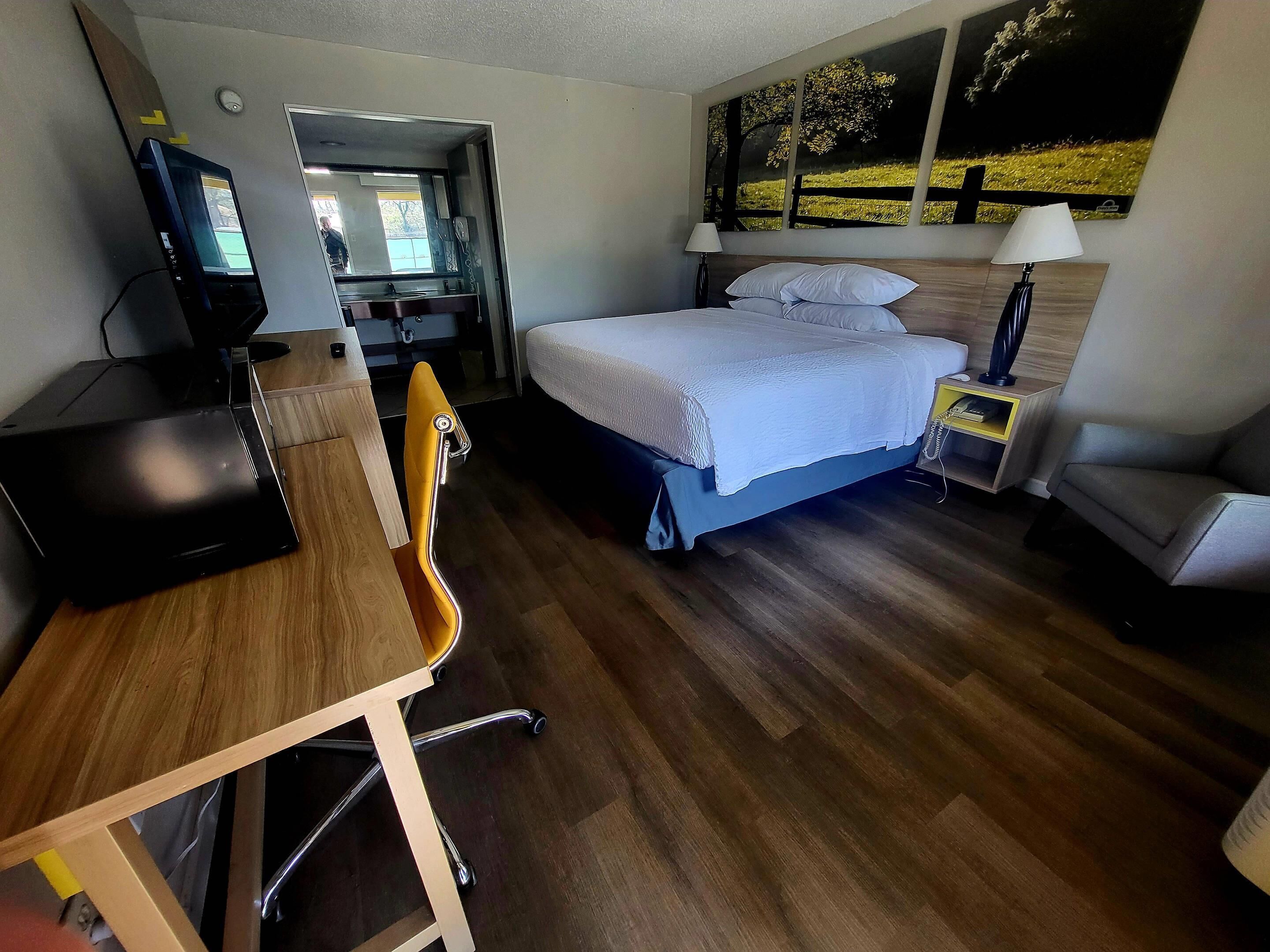 Standard Room, 1 King Bed, Non Smoking | In-room safe, desk, free cribs/infant beds, rollaway beds