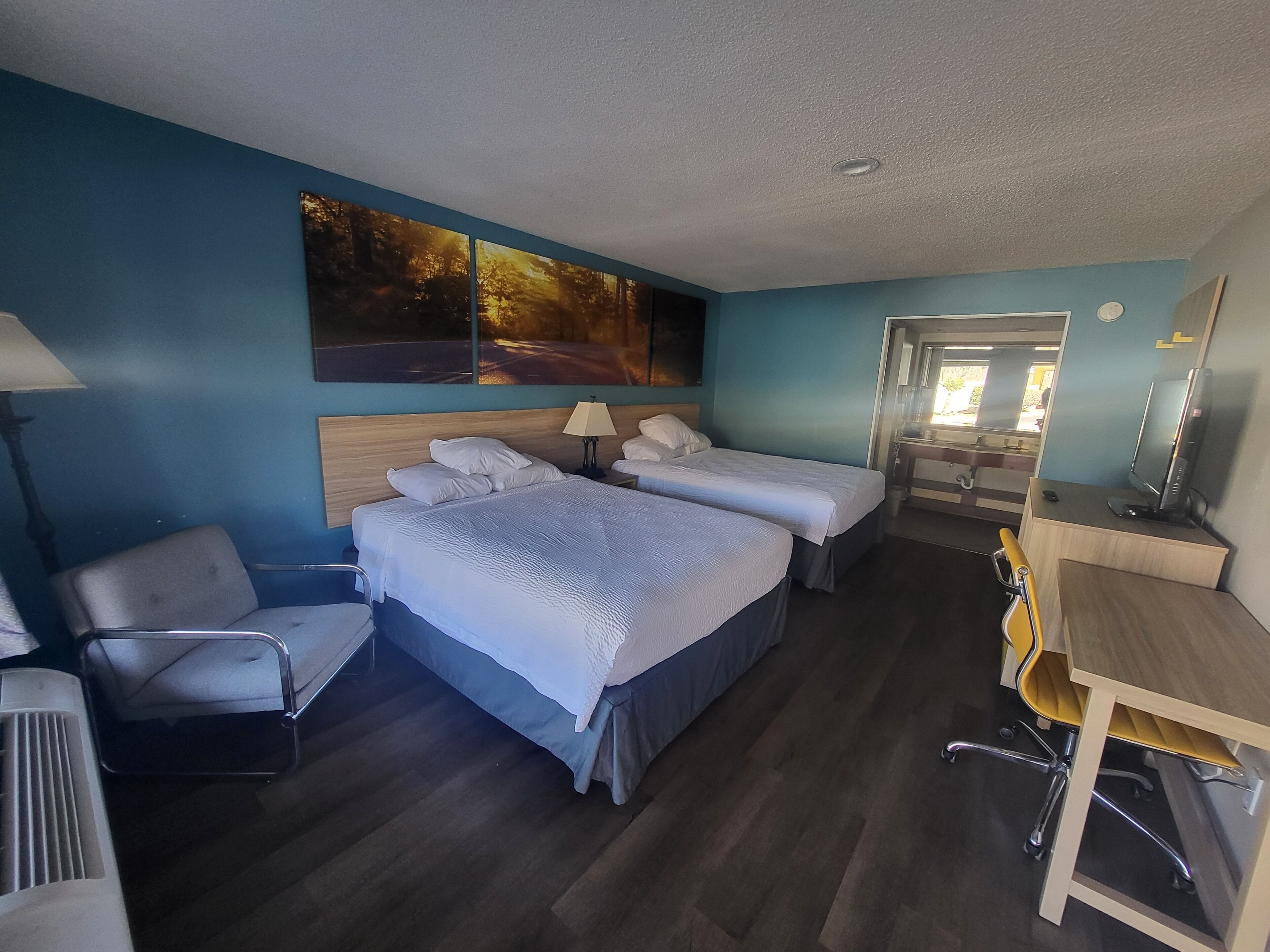 Habitación estándar, 2 camas Queen size, para no fumadores | Caja de seguridad en la habitación, escritorio y cunas gratuitas 