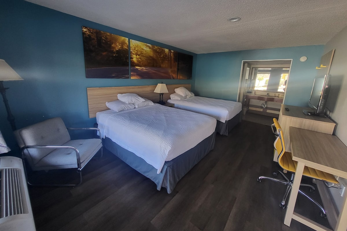 Habitación estándar, 2 camas Queen size, para no fumadores | Caja de seguridad en la habitación, escritorio y cunas gratuitas