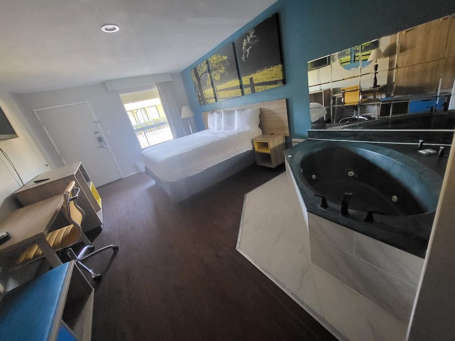 Standardrum - 1 kingsize-säng - icke-rökare - bubbelbad | Värdeförvaringsskåp på rummet, skrivbord och gratis barnsängar