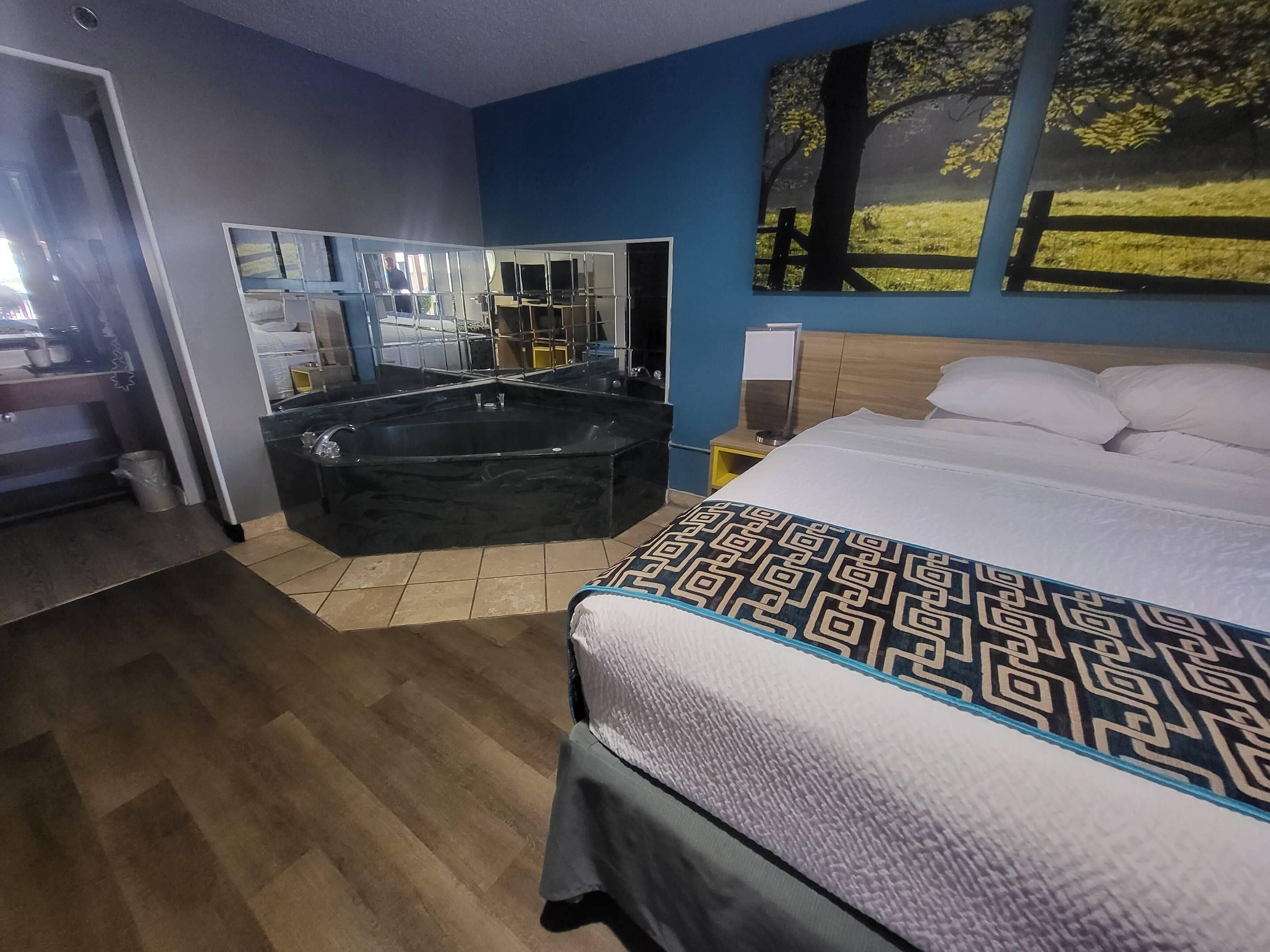 Standard Room, 1 King Bed, Non Smoking, Jetted Tub | In-room safe, desk, blackout drapes, iron/ironing board
