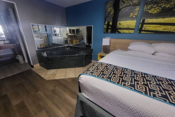 Standard Room, 1 King Bed, Non Smoking, Jetted Tub | In-room safe, desk, blackout drapes, iron/ironing board (on request)